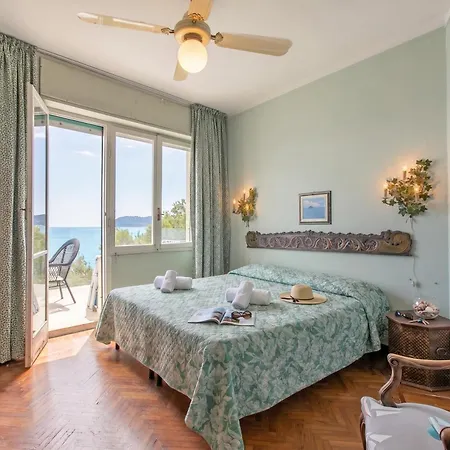 Attico Giancardi - Beachfront Sea-view Terrace Apartment Alassio